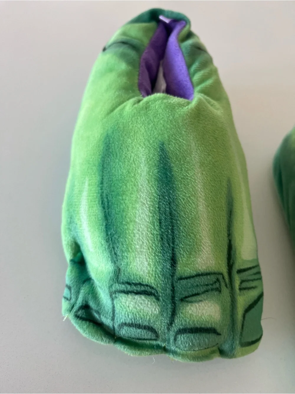 Hulk Slippers Kids Size: 11/12